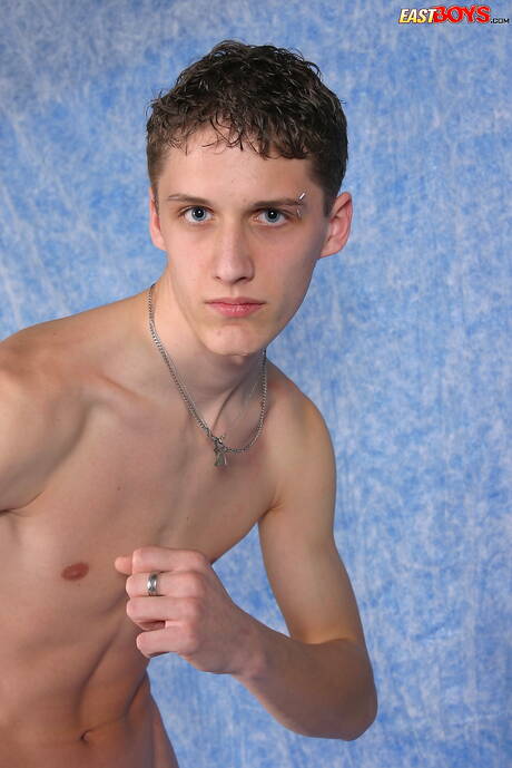 Le minet chaud Franz pose nu et montre ses fesses serrées