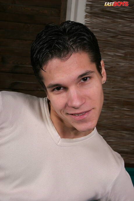 Il bellissimo ragazzo Fion mostra un corpo meraviglioso