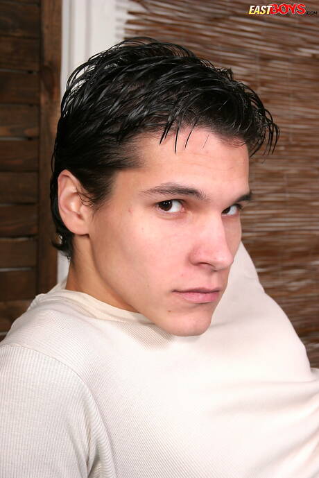 Il bellissimo ragazzo Fion mostra un corpo meraviglioso