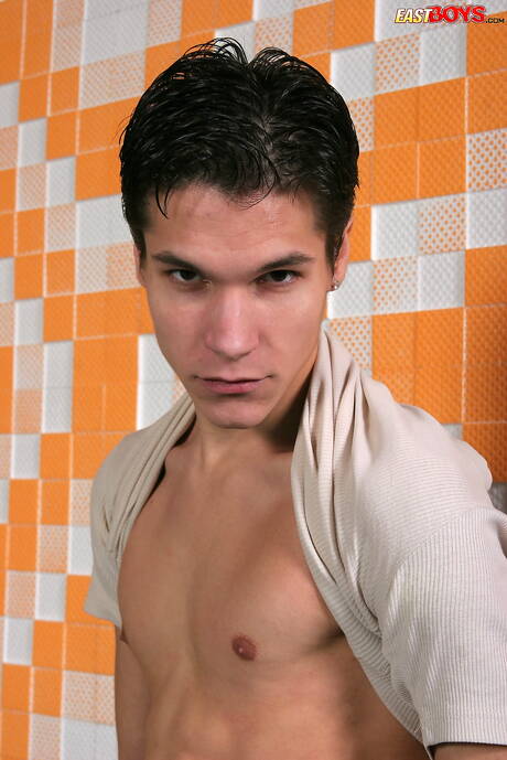 Il bellissimo ragazzo Fion mostra un corpo meraviglioso