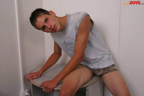 Young dude Filippo get naked and showing hot butt