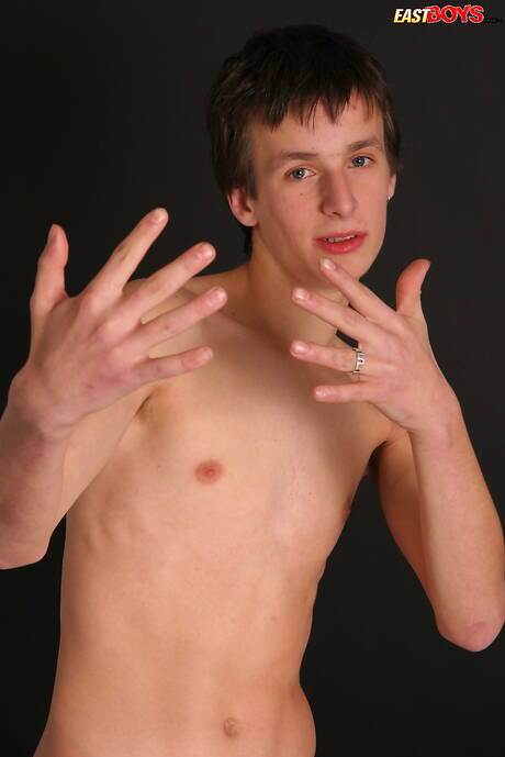 El hermoso chico Filip se masturba la polla