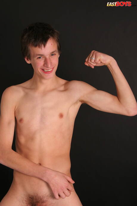 El hermoso chico Filip se masturba la polla