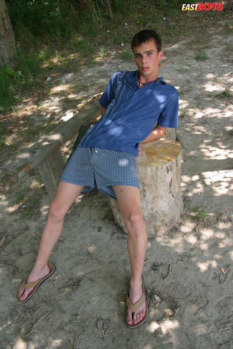 O jovem Fila masturba seu pau depois da praia