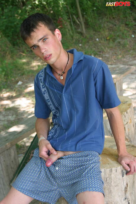 O jovem Fila masturba seu pau depois da praia