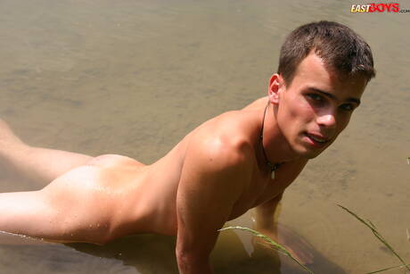 O jovem Fila masturba seu pau depois da praia