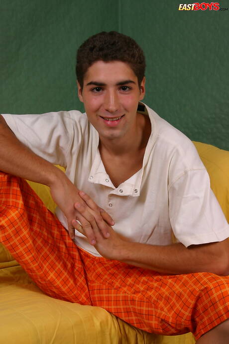 Le joli garçon Ferenc pose nu