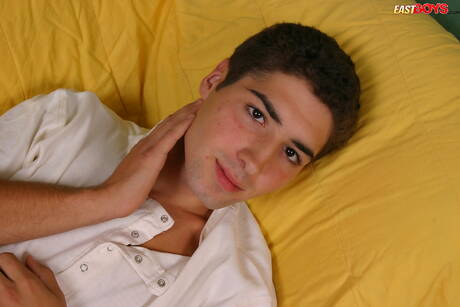 Le joli garçon Ferenc pose nu