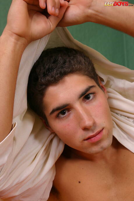 Le joli garçon Ferenc pose nu