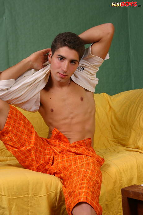 Le joli garçon Ferenc pose nu