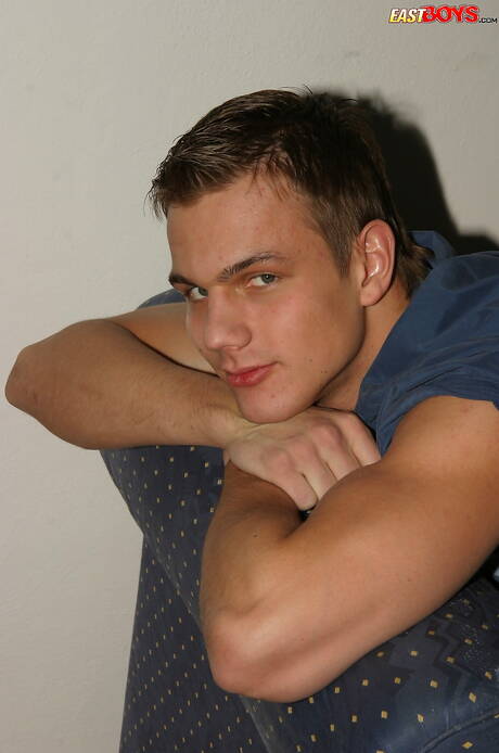 Ładny chłopak Phillip pozuje nago i pokazuje ciasny tyłek