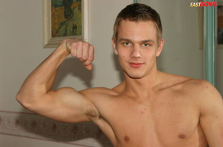 Ładny chłopak Phillip pozuje nago i pokazuje ciasny tyłek