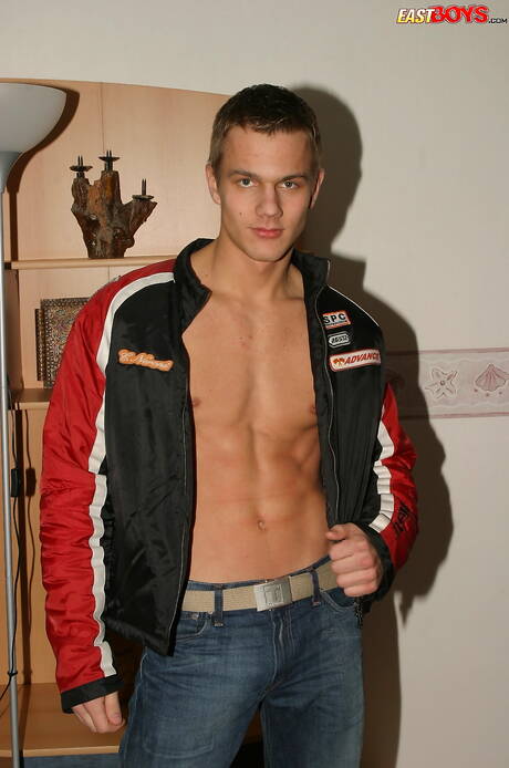 East Boys: Ładny chłopak Phillip pozuje nago i pokazuje ciasny tyłek