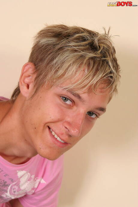 Twink Emon posiert nackt und zeigt seinen Hintern