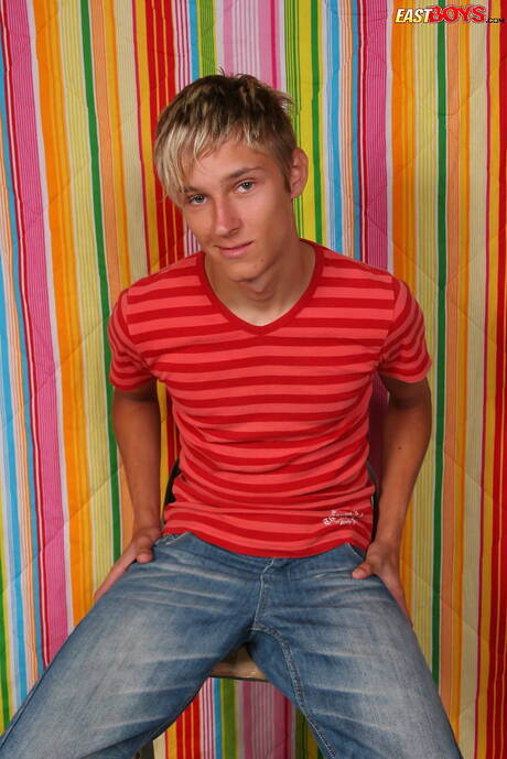 裸のポーズをとる少年エモン