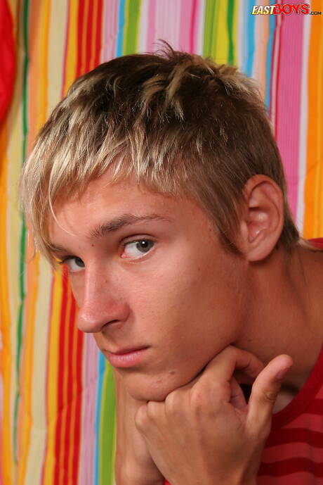 小男孩埃蒙裸體