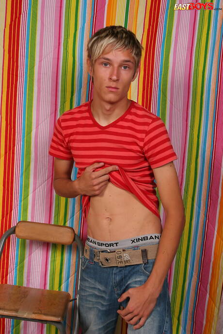 小男孩埃蒙裸體