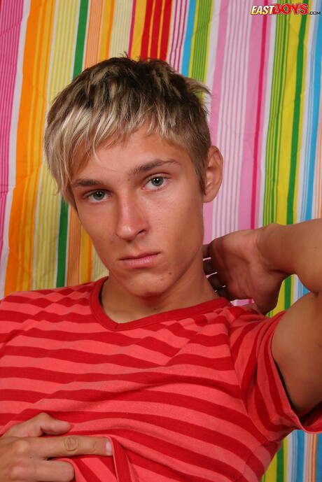 小男孩埃蒙裸體