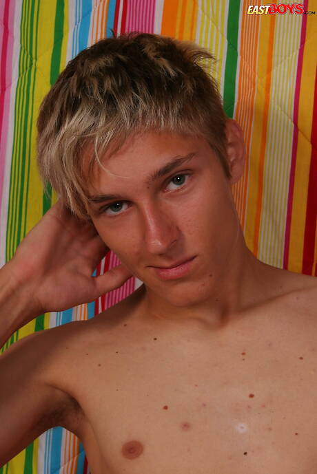 小男孩埃蒙裸體