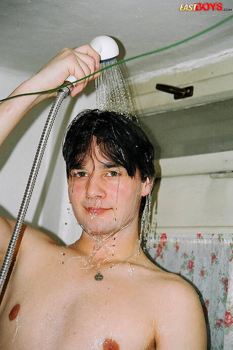 Il bel ragazzo Elmer mostra un bel corpo sotto la doccia
