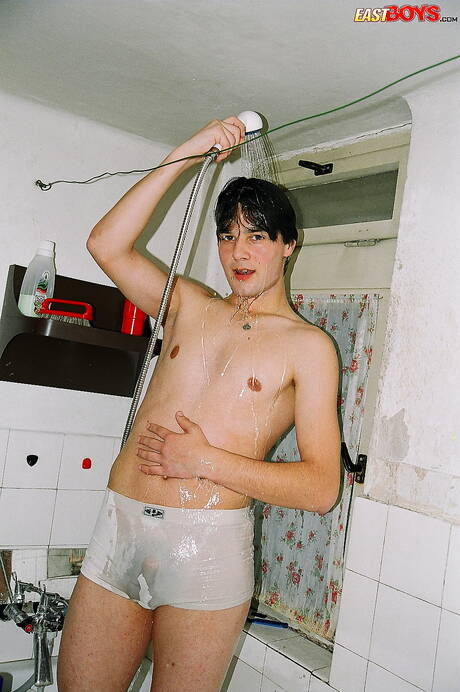 Il bel ragazzo Elmer mostra un bel corpo sotto la doccia