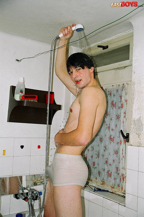 Il bel ragazzo Elmer mostra un bel corpo sotto la doccia