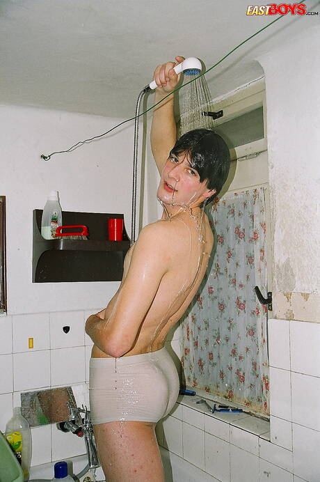 Il bel ragazzo Elmer mostra un bel corpo sotto la doccia