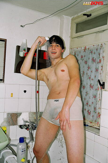 Il bel ragazzo Elmer mostra un bel corpo sotto la doccia