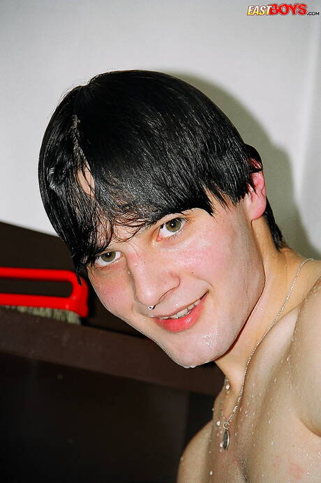 Il bel ragazzo Elmer mostra un bel corpo sotto la doccia