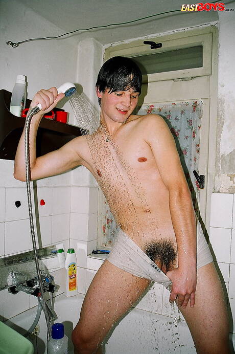 Il bel ragazzo Elmer mostra un bel corpo sotto la doccia