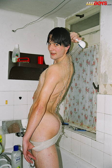 Il bel ragazzo Elmer mostra un bel corpo sotto la doccia