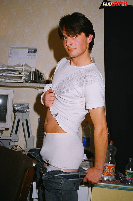 Il giovane ragazzo Elmer si masturba