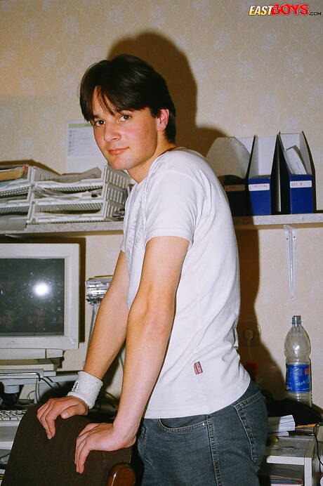 Il giovane ragazzo Elmer si masturba