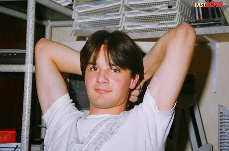 Il giovane ragazzo Elmer si masturba