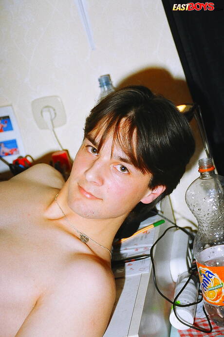 Il giovane ragazzo Elmer si masturba