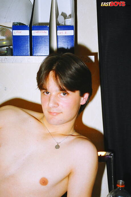 Il giovane ragazzo Elmer si masturba