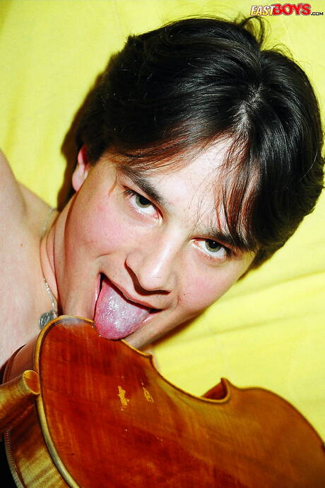 Young Elmer posing nude and showing hot butt