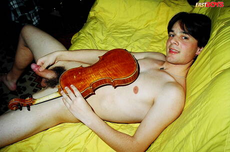 Il giovane Elmer posa nudo e mostra il sedere caldo