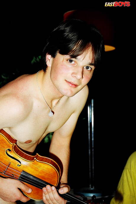 Il giovane Elmer posa nudo e mostra il sedere caldo