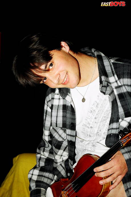 Il giovane Elmer posa nudo e mostra il sedere caldo