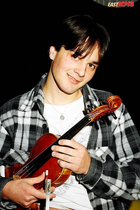 Il giovane Elmer posa nudo e mostra il sedere caldo