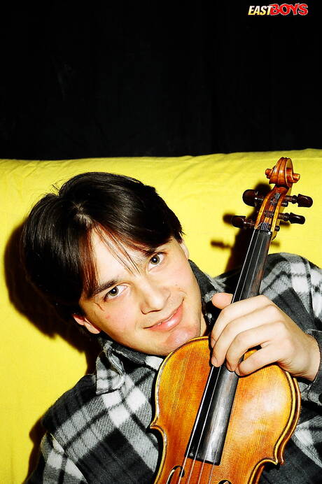 Il giovane Elmer posa nudo e mostra il sedere caldo