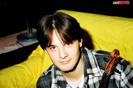 Il giovane Elmer posa nudo e mostra il sedere caldo