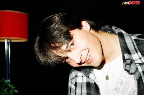 Il giovane Elmer posa nudo e mostra il sedere caldo