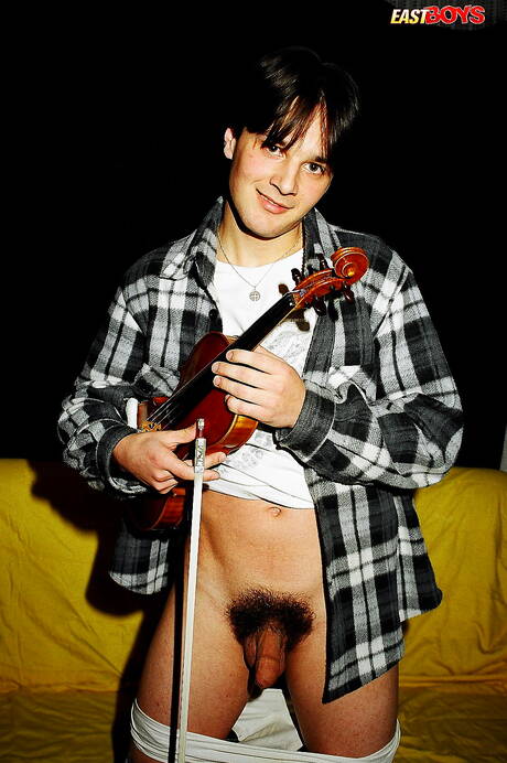 Young Elmer posing nude and showing hot butt