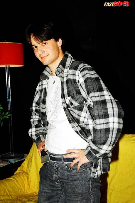 Il giovane Elmer posa nudo e mostra il sedere caldo