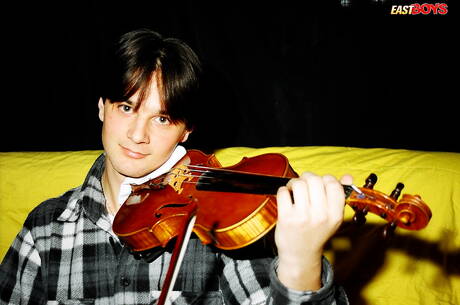 Il giovane Elmer posa nudo e mostra il sedere caldo