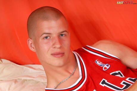 漂亮男孩 Elio 脫衣服，露出漂亮的屁股