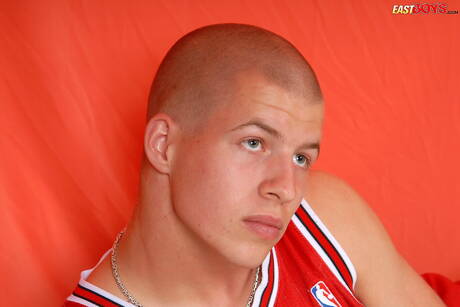 Twink Elio 在戶外裸體擺造型，展現性感臀部