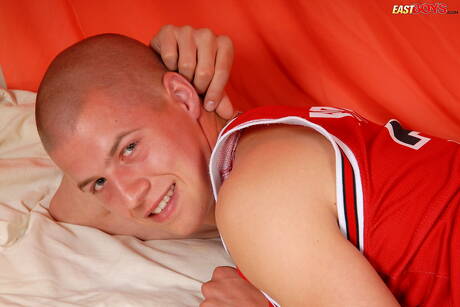 Twink Elio 在戶外裸體擺造型，展現性感臀部